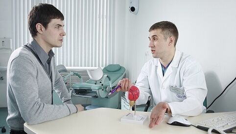 le médecin prescrit un traitement pour la prostatite avec un appareil