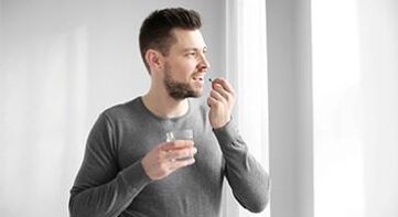 l'homme prend des médicaments pour traiter la prostatite
