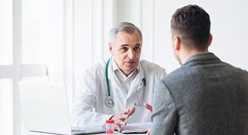 un homme au rendez-vous d'un spécialiste